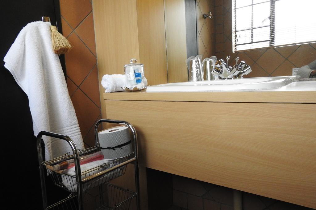 Willow Place Guest House Midrand Bagian luar foto